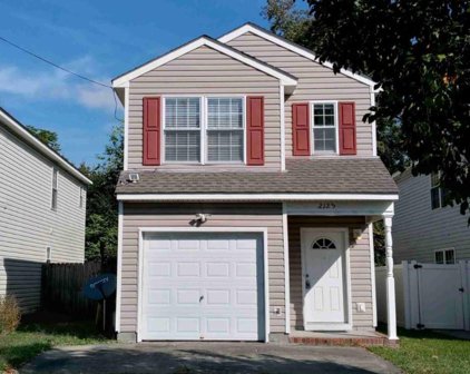2125 Spadina Avenue, Central Chesapeake