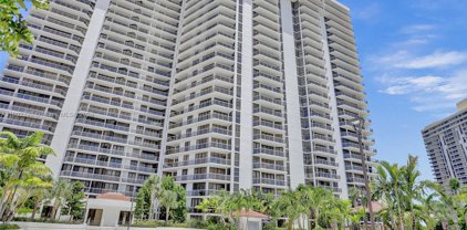 20281 E Country Club Dr Unit #305, Aventura