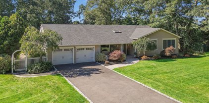 6 Canterbury Drive, Hauppauge