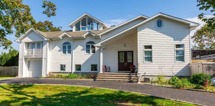 81 Elder Road, Islip