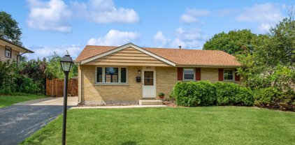 7848 Catalpa Avenue, Woodridge