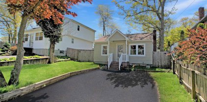 64 Magnolia Avenue, Lake Grove