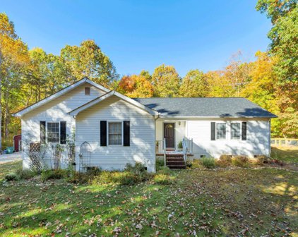 814 Lakeside Dr, Louisa