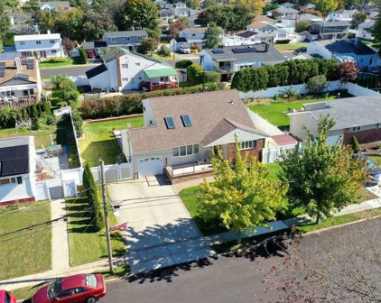 31 Pasadena Drive, N. Babylon
