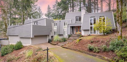 3050 Crestview Dr