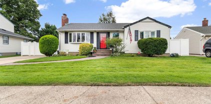 14 Lenore Avenue, Hicksville