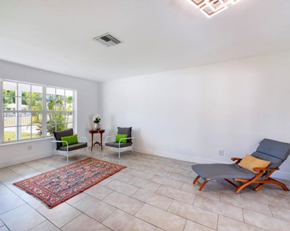 1245 Ne 204th St, Miami