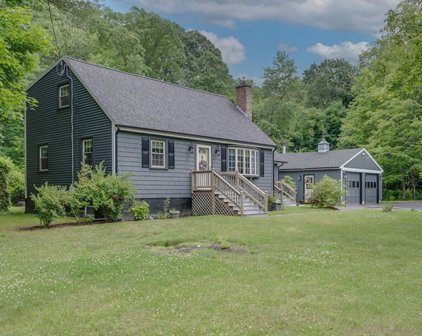 8 Collins Dr, Hudson