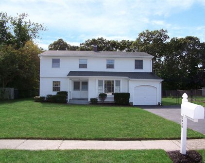126 Blue Point Road W, Holtsville