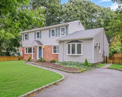 85 Pond Path, Lake Grove