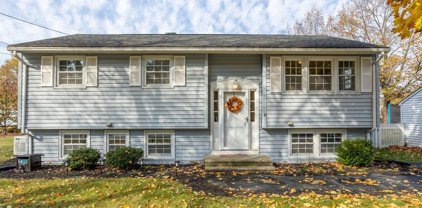 10 Carriage Dr, Chelmsford