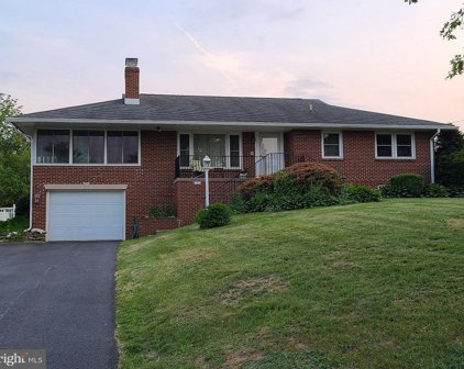 643 Lakeview Dr, Mount Airy