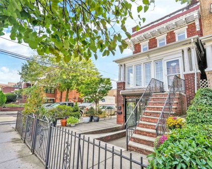 27-20 Ditmars Boulevard, Astoria