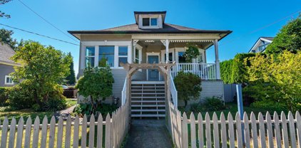 814 Tenth Street, New Westminster