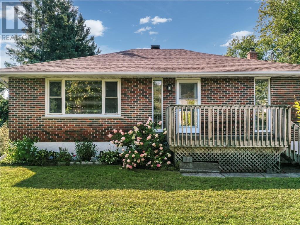 Listing photograph of 115 Cranbrook Crescent