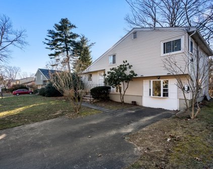 14 Woodward Rd, Framingham