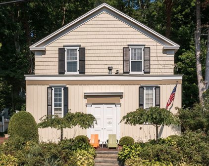 33 E Broadway, Roslyn