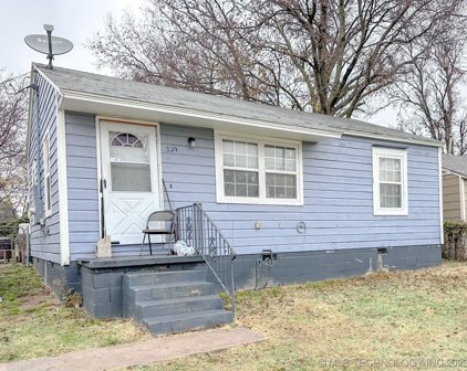 539 E Woodrow Place, Tulsa