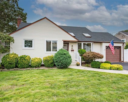 6 Henderson Road, Massapequa Park
