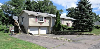 71 Kent Dr, Hudson