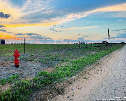 1243 County Road 305, Floresville