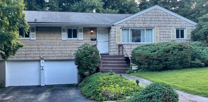 7 Deepdale Court, Glen Cove