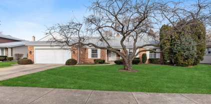 2402 E Sherwood Road, Arlington Heights