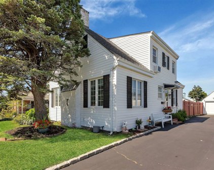 59 Harbor Avenue, Islip