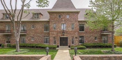 8361 Somerset Drive Unit #300, Prairie Village