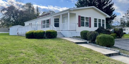 28 Brookside Way, Freehold