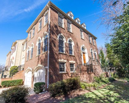 6300 Barcroft Mews Dr, Falls Church