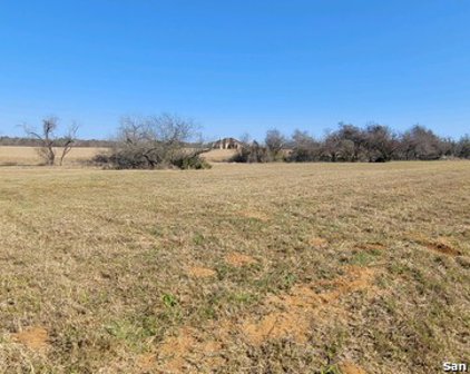 715 County Road 405, Floresville