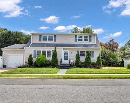 15 Macon Street, Lindenhurst
