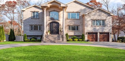 9 White Oak Drive, Smithtown