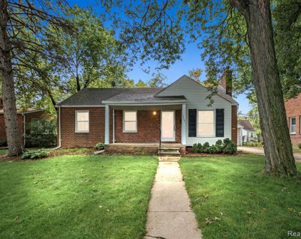 13681 MANHATTAN, Oak Park