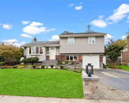9 Holly Drive, Syosset