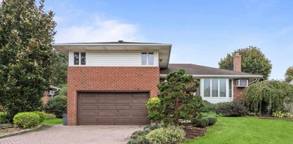 68 Colony Lane, Syosset