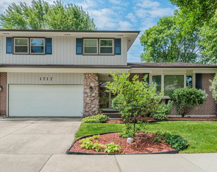 1717 E Crabtree Drive, Arlington Heights