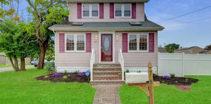 785 S Wellwood Avenue, Lindenhurst
