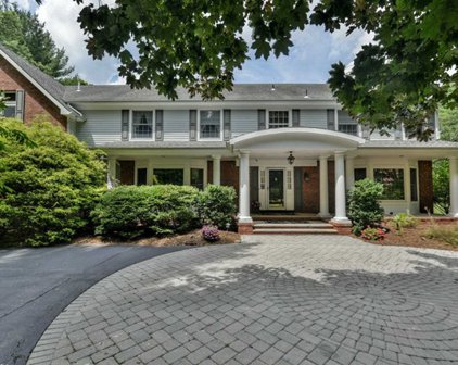 2 Westwind Court, Saddle River