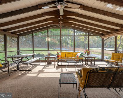 56 Sir Johns Run Rd, Berkeley Springs