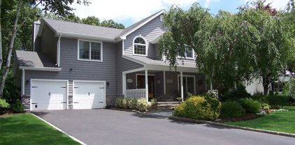 9 Club House Court, E. Setauket
