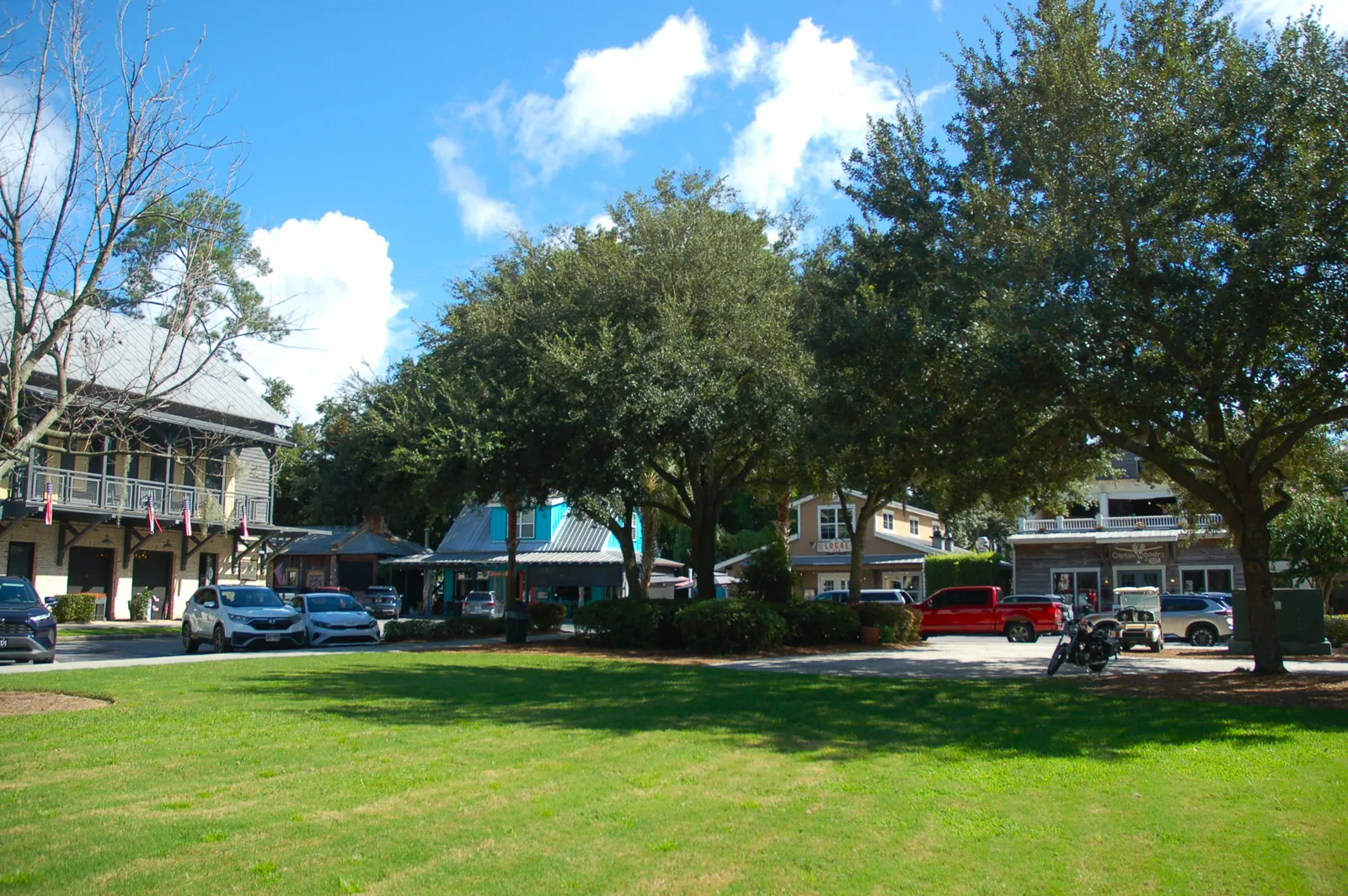 Restaurants and retail at the Promenade in Old Town Bluffton, SC