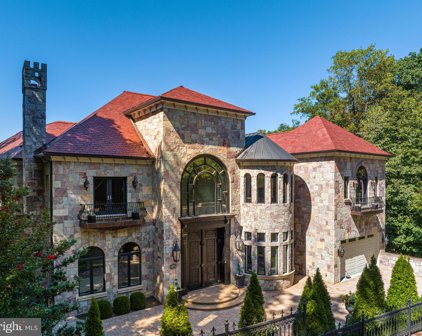 612 Rivercrest Dr, Mclean