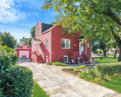 52 Cayuga Avenue, Deer Park