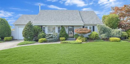 20 Gateway Drive, Copiague