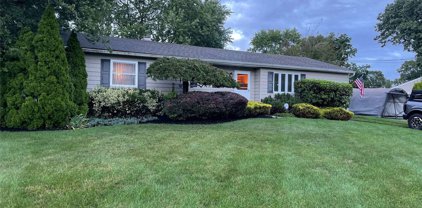 5 Scotty Lane, Centereach