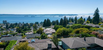2545 Queens Avenue, West Vancouver