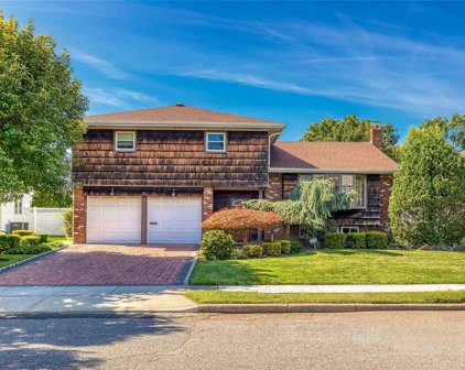 8 Acorn Lane, Plainview