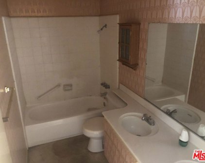 10200 LARWIN Avenue Unit 4, Chatsworth